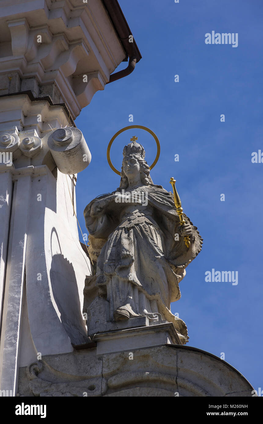 Statue der Mutter Gottes auf dem Dach Giebel von St. Joseph's Kloster der barfüßigen Karmeliten in Regensburg, Bayern, Deutschland. Stockfoto