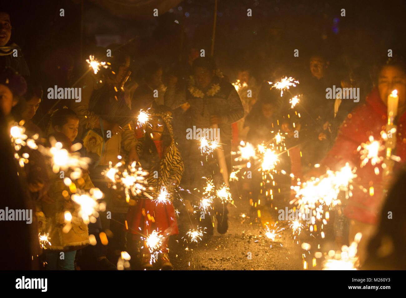 Eine Gruppe von mexikanischen religiöse Pilgerfahrten mit Leuchtraketen auf ihren Händen während der traditionellen mexikanischen Feier von Weihnachten in Tlaxcala, Dezember 2016 Stockfoto