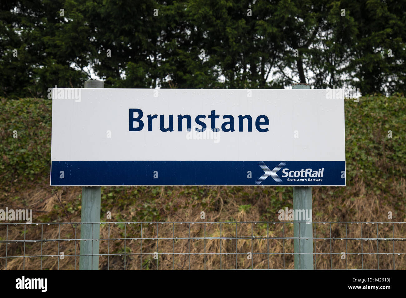 Der Bahnhof Zeichen an Brunstane in Edinburgh. Dies ist eine der wenigen Stationen in Schottland, das hat keine Gälische übersetzung für seinen Namen. Stockfoto