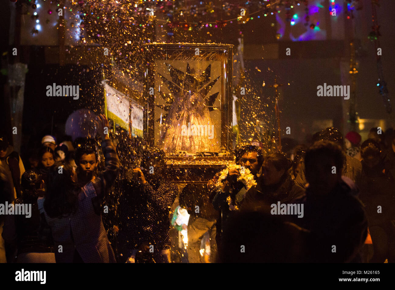 TLAXCALA, MEXIKO - 18. Dezember Gruppe von mexikanischen religiösen Wallfahrten Holding auf den Schultern ein Christus Kind Figur während der traditionellen mexikanischen Cele Stockfoto