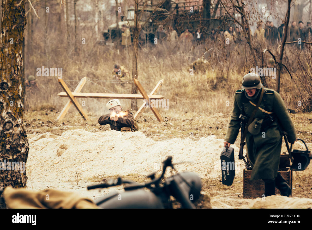 Gomel, Belarus - November 26, 2017: Die sowjetische Offizier schießt auf die abziehenden deutschen Soldaten. Wiederaufbau Stockfoto