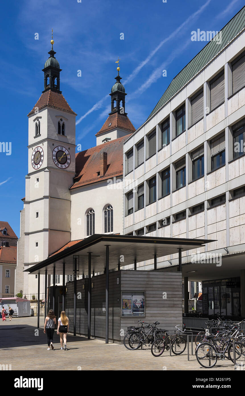 Ansicht der Neupfarrkirche Kirche und moderne Architektur auf Neupfarrplat Platz in der Altstadt von Regensburg, Bayern, Deutschland. Stockfoto