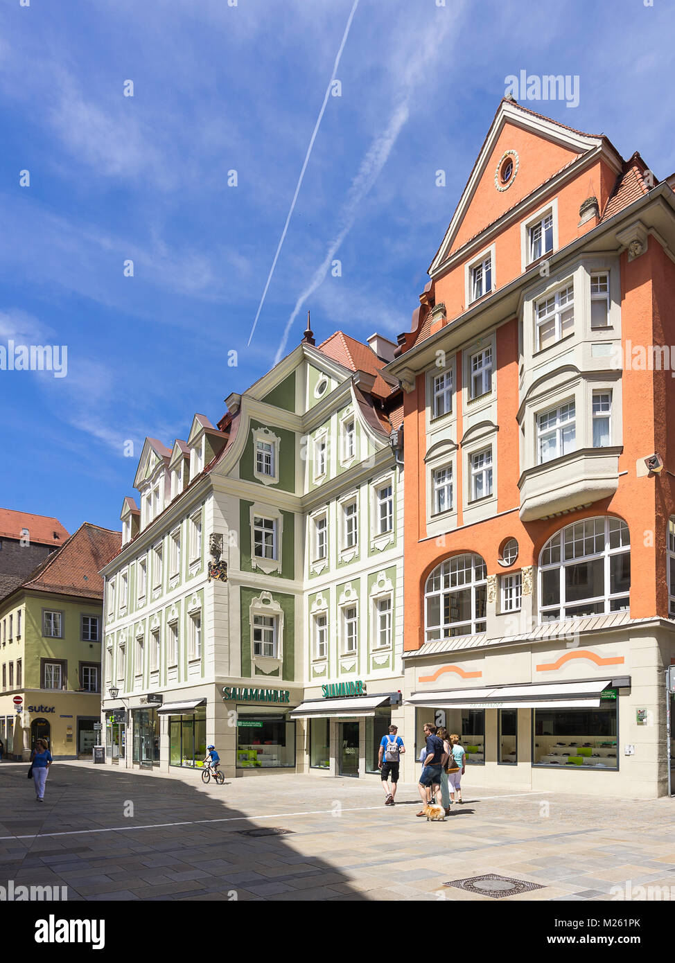 Regensburg, Bayern, Deutschland; Street Szene am Neupfarrplatz Square mit historischen Architektur. Stockfoto