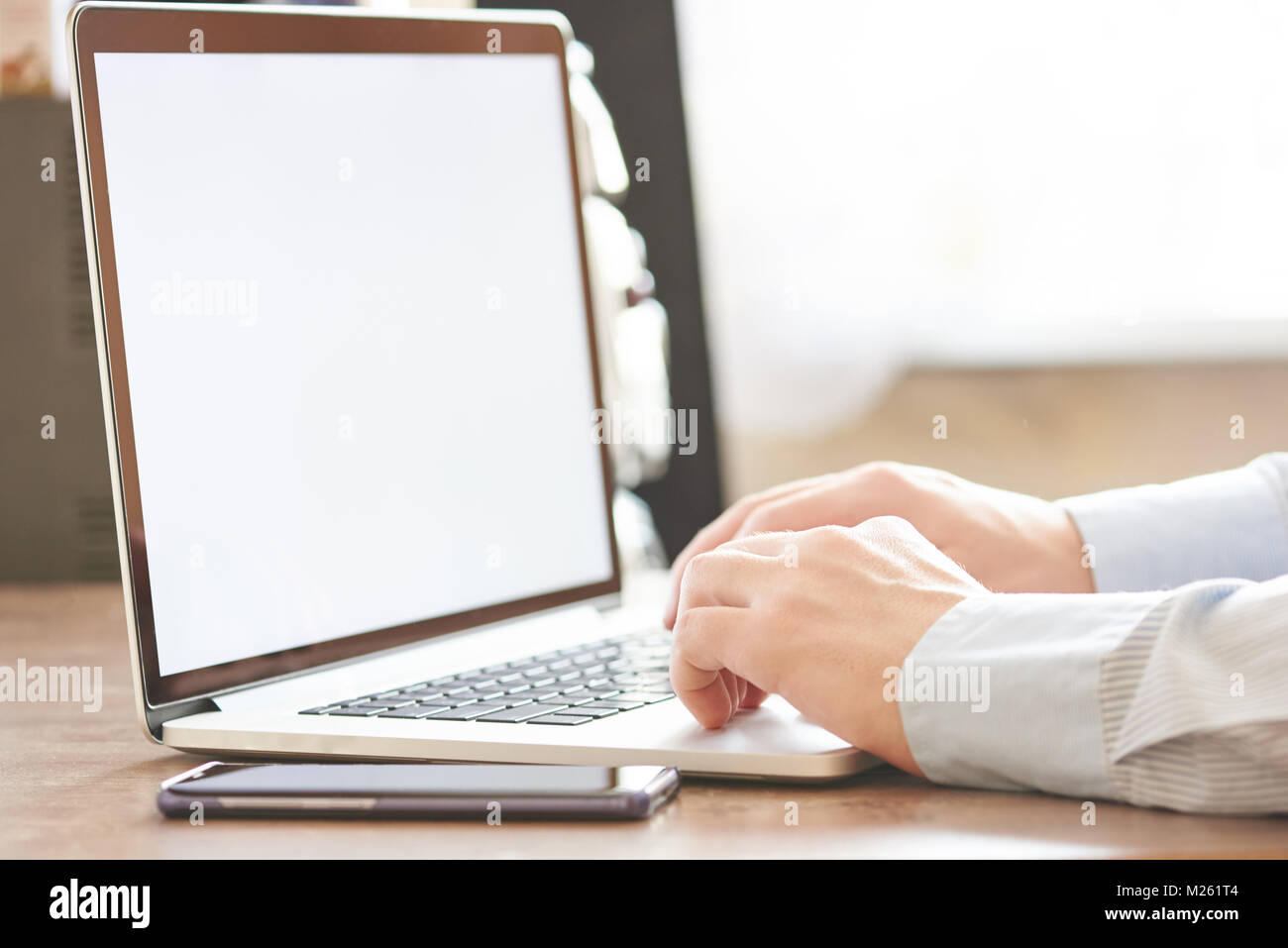 Online Business Konzept. Nahaufnahme der Mann bei der Arbeit am Laptop und Telefon auf dem Schreibtisch Stockfoto