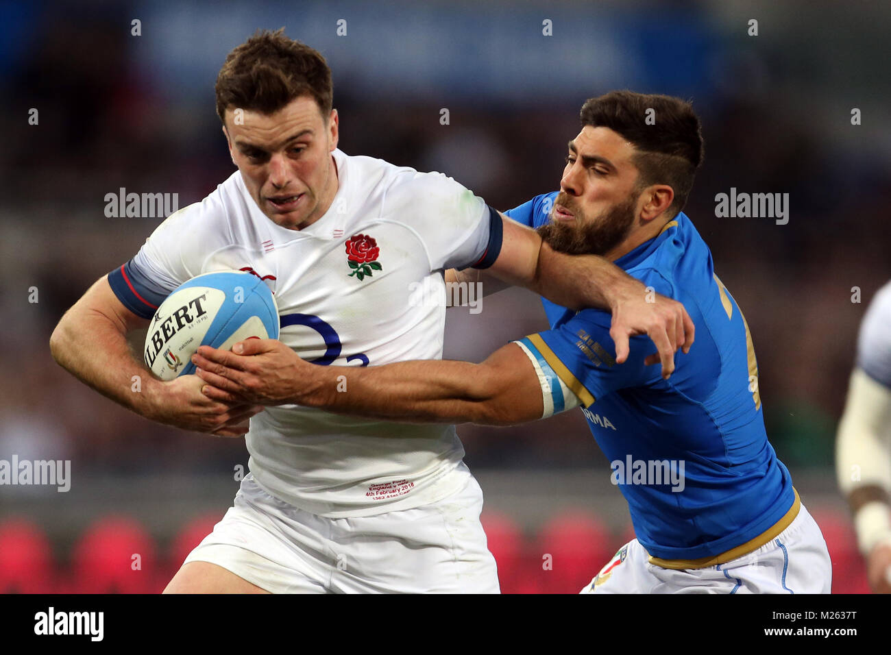 Rom, Italien. 04 Feb, 2018. 4. Februar 2018, Stadio Olimpico, Rom, Italien; NatWest sechs Nationen Rugby, Italien gegen England; (L - R) England's George Ford führt ein Versuch, wie Edoardo Gori in Italien versucht ihn zu stoppen: Giampiero Sposito/Pacific Press Credit: Giampiero Sposito/Pacific Press/Alamy leben Nachrichten Stockfoto