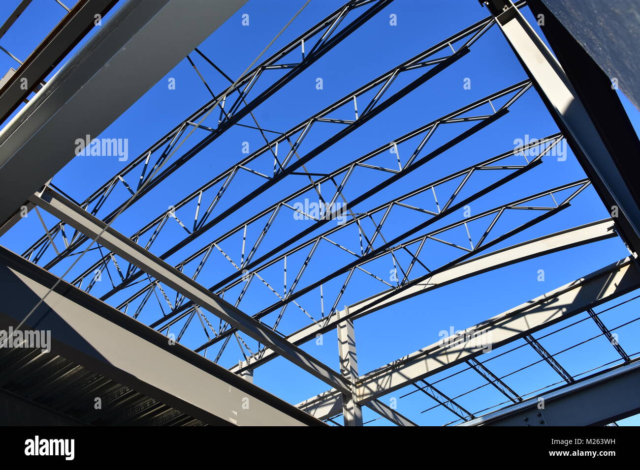 Tragende Stahlkonstruktion kommerzielle Gebäude im Bau. Stockfoto