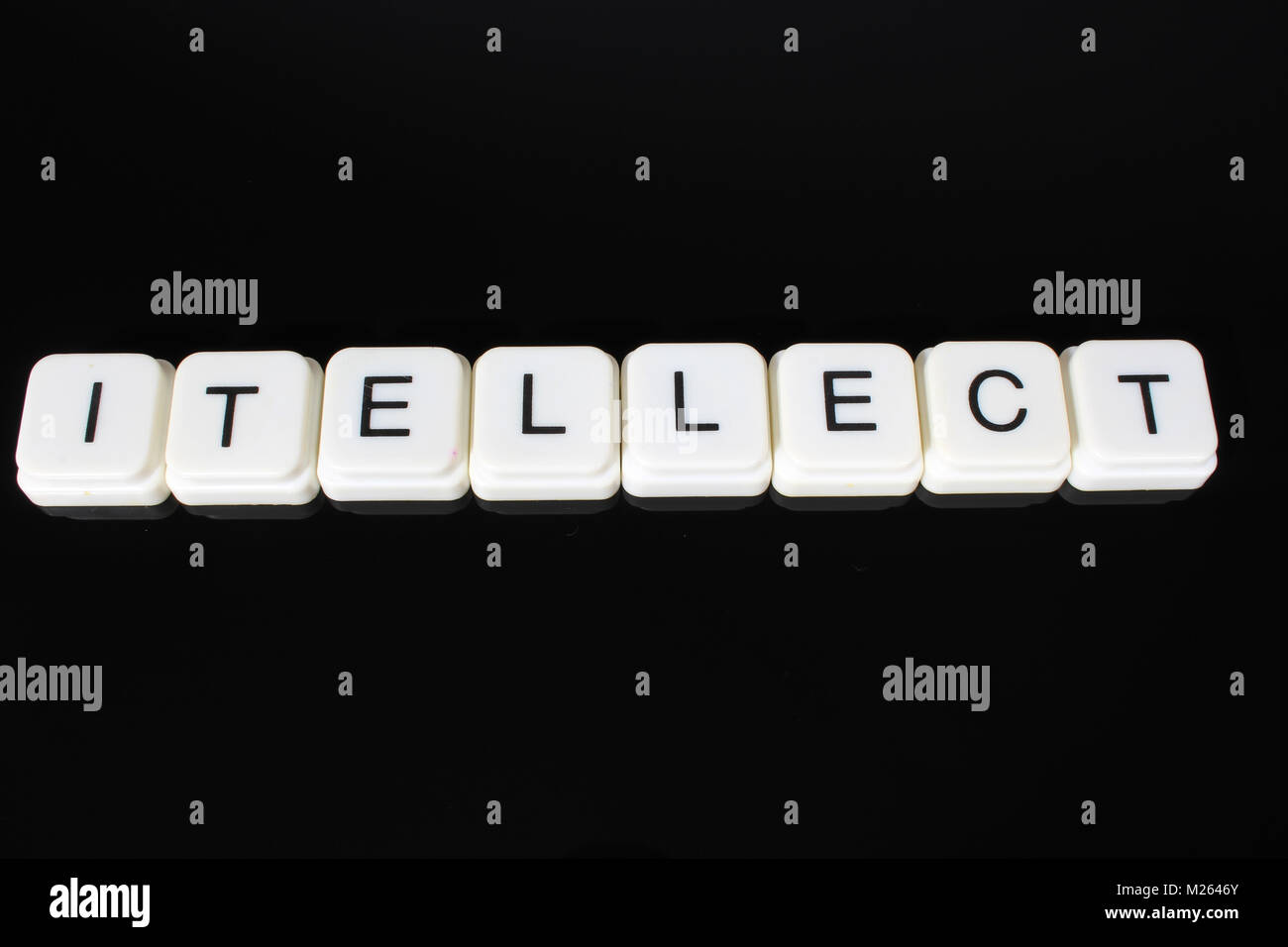 Intellekt Text Wort Titel Caption Label cover Hintergrund. Buchstaben toy Blocks auf der Schwarzen reflektierenden Hintergrund. Weiß alphabetisch Lette Stockfoto