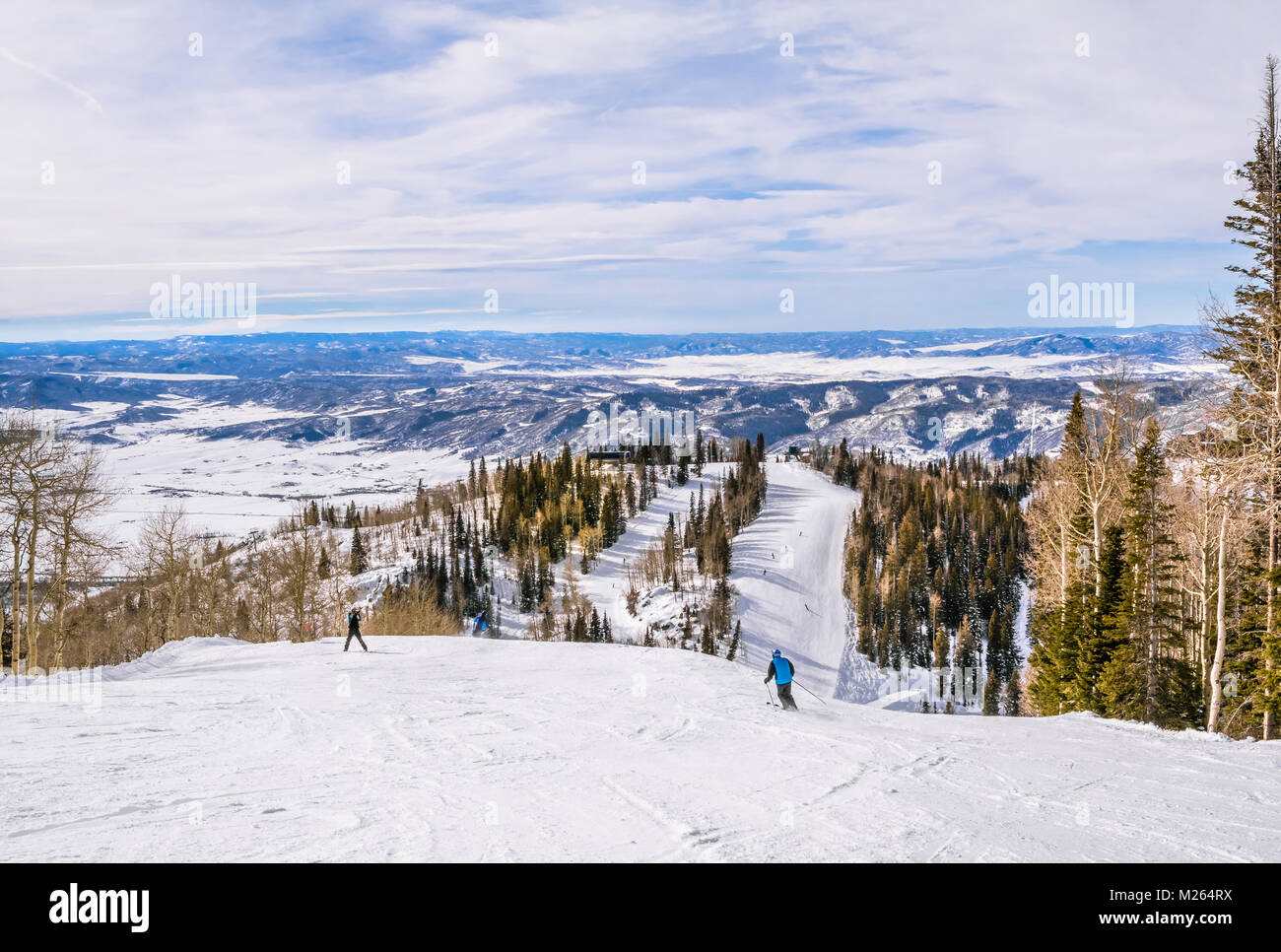 Blick auf die Rocky Mountain Ski Slope; Berge und blauer Himmel im Hintergrund Stockfoto