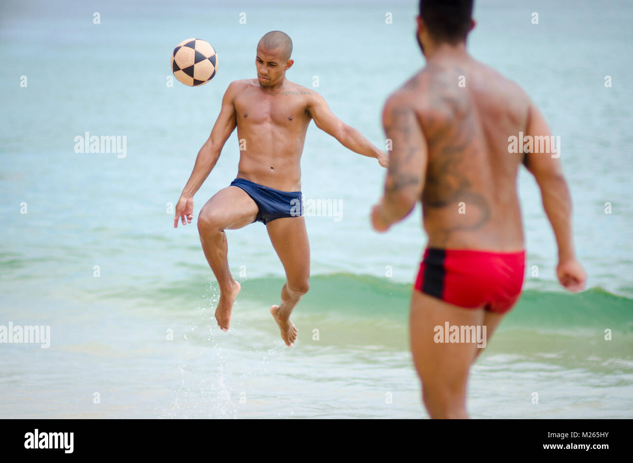 RIO DE JANEIRO - März 4, 2017 : Ein paar jungen brasilianischen Männer spielen ein Spiel der Kick-ups Fußball am Ufer des Itacoatiara Strand. Stockfoto