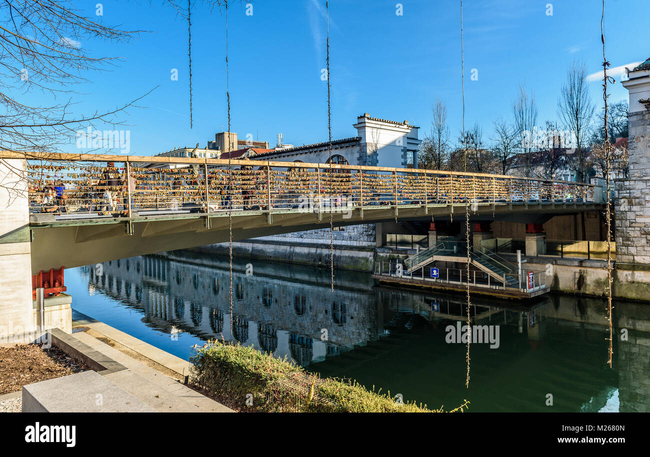 Brücke berühmten Metzger" über den Fluss Ljubljanica in Ljubljana, Slowenien. Schöne Brücke mit Liebe Schlösser in der Altstadt von Ljubljana mit histo Stockfoto
