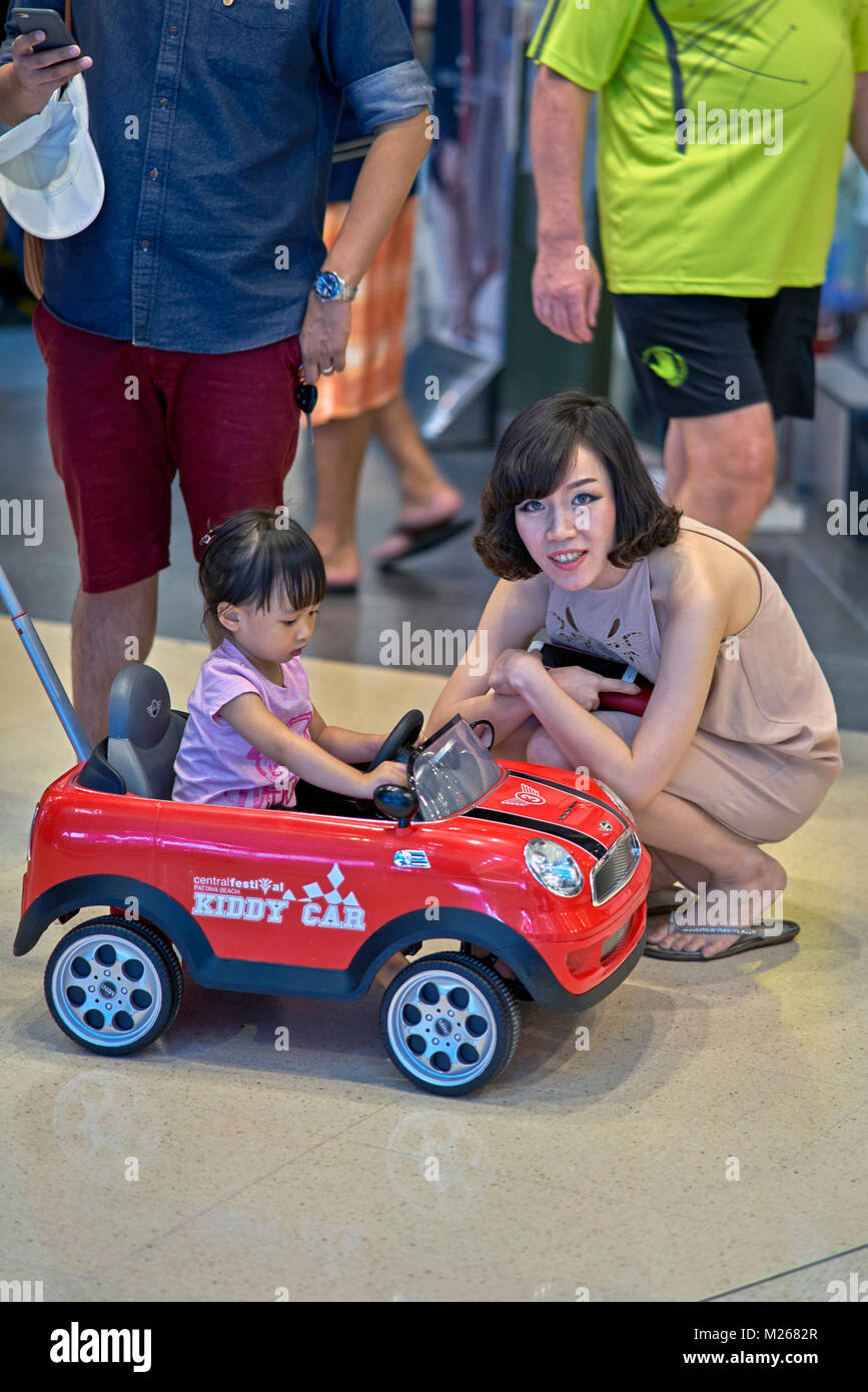 Asiatische Mutter und Kind Reiten in kostenlosen Kinderwagen von Einkaufszentrum zur Verfügung gestellt. Thailand Südostasien Stockfoto