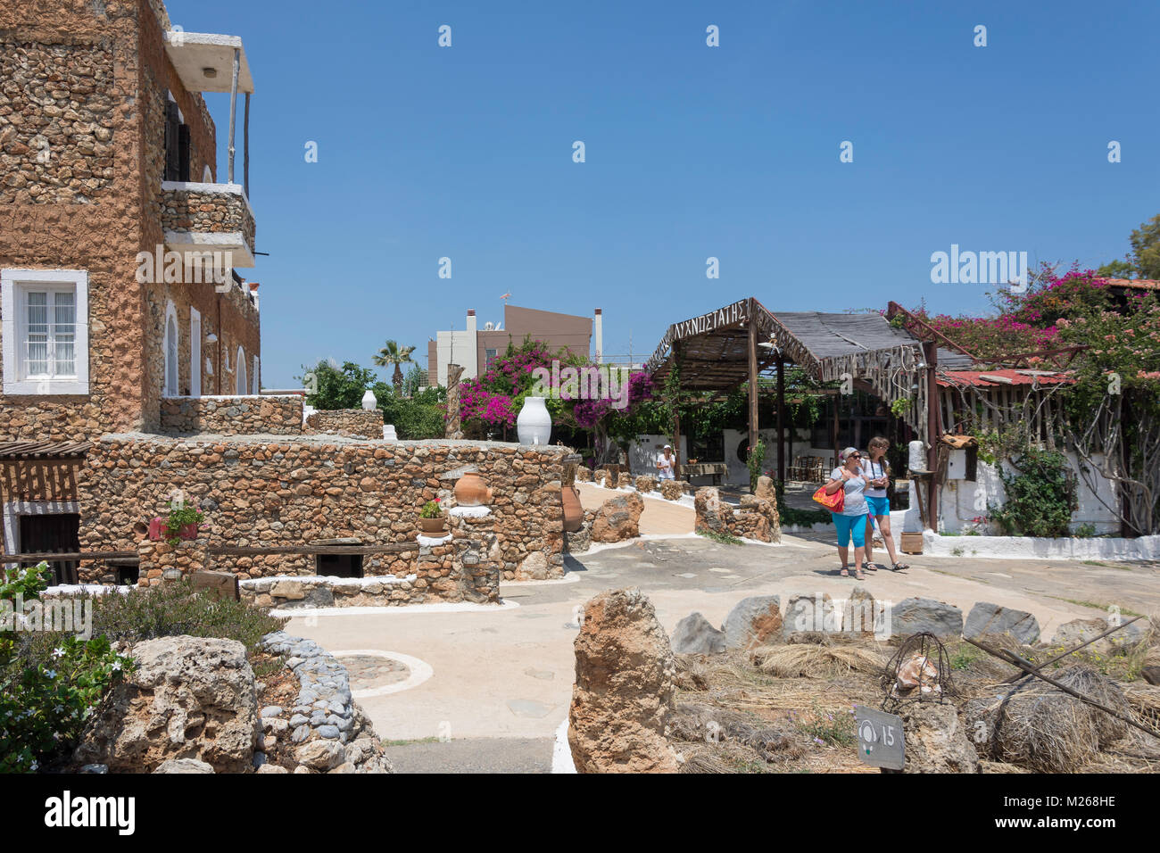 Typische kretische Haus und Garten Lychnostatis kretische Open Air Museum, Hersonissos, Heraklion, Kreta (Kriti), Griechenland Stockfoto