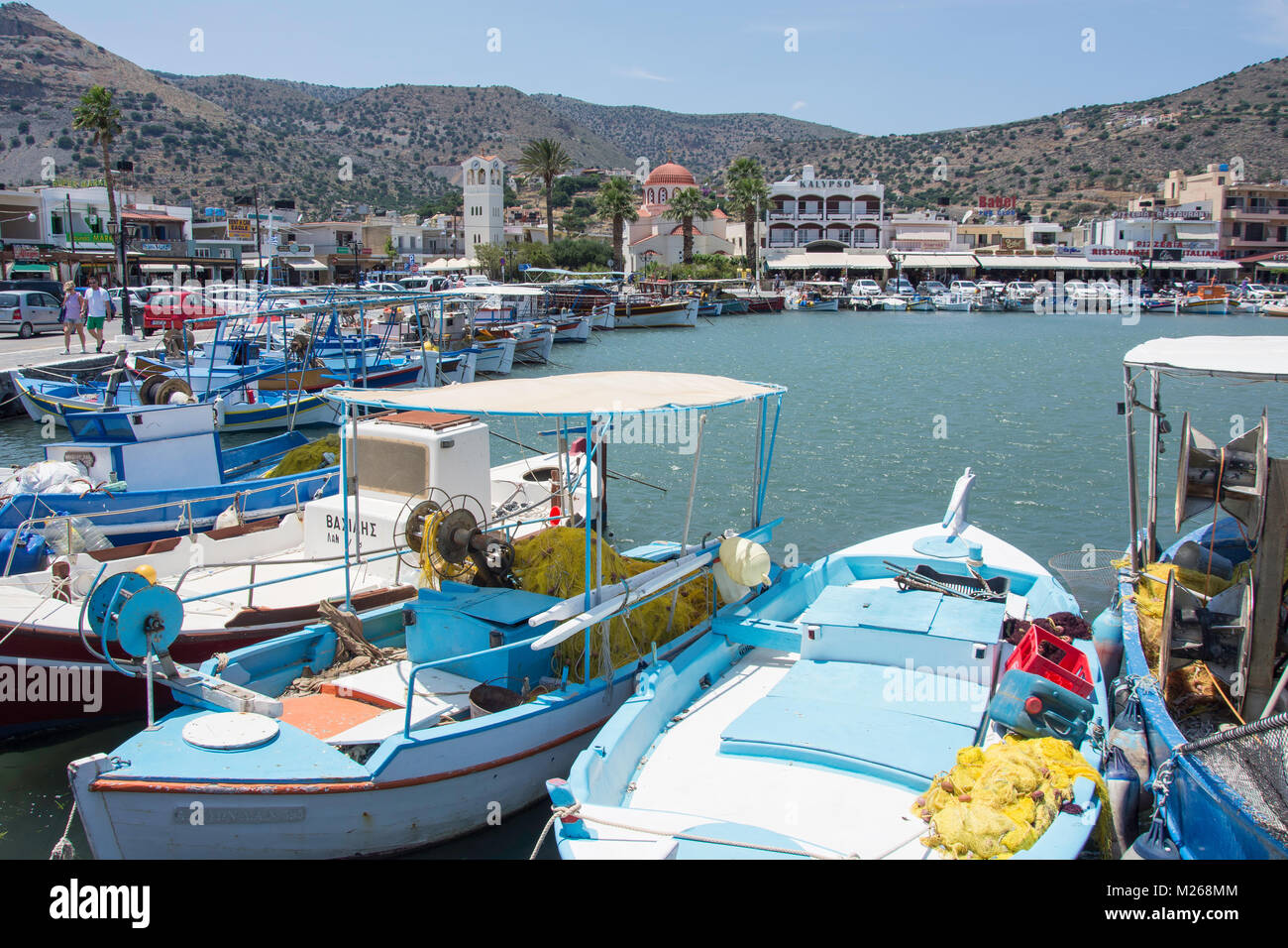 Fischerboote im Hafen, Elounda, Lasithi, Kreta (Kriti), Griechenland Stockfoto