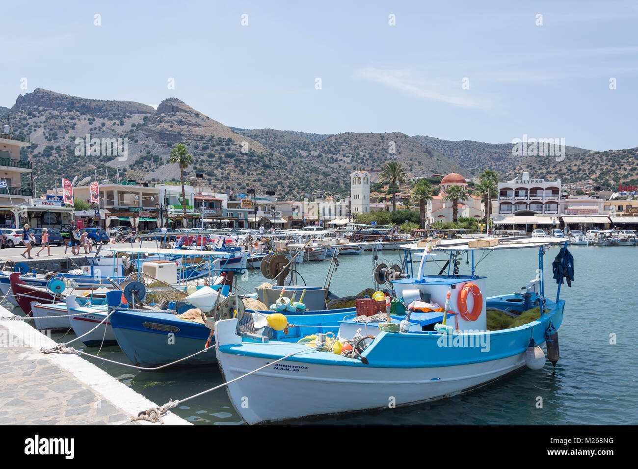 Fischerboote im Hafen, Elounda, Lasithi, Kreta (Kriti), Griechenland Stockfoto