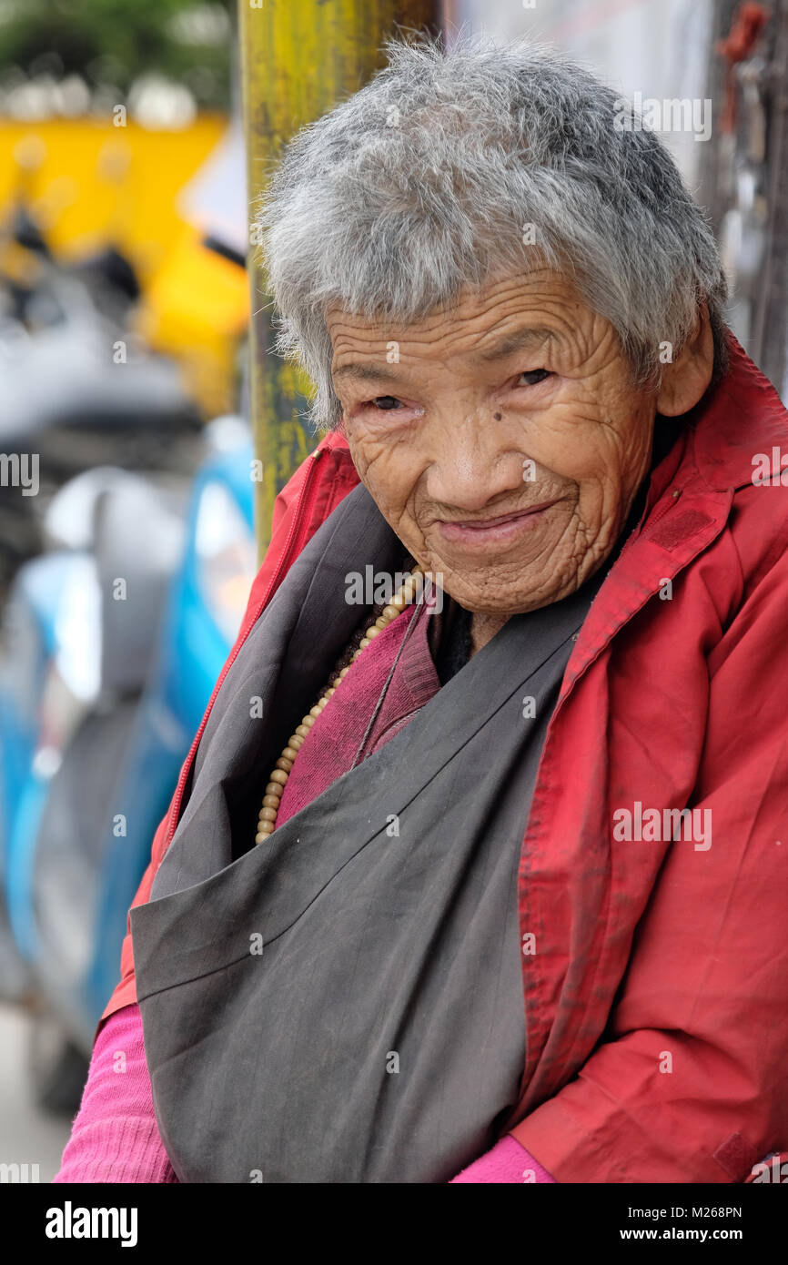 Ältere Menschen, Frauen, tibetische Flüchtling in Daramshala, Indien Stockfoto