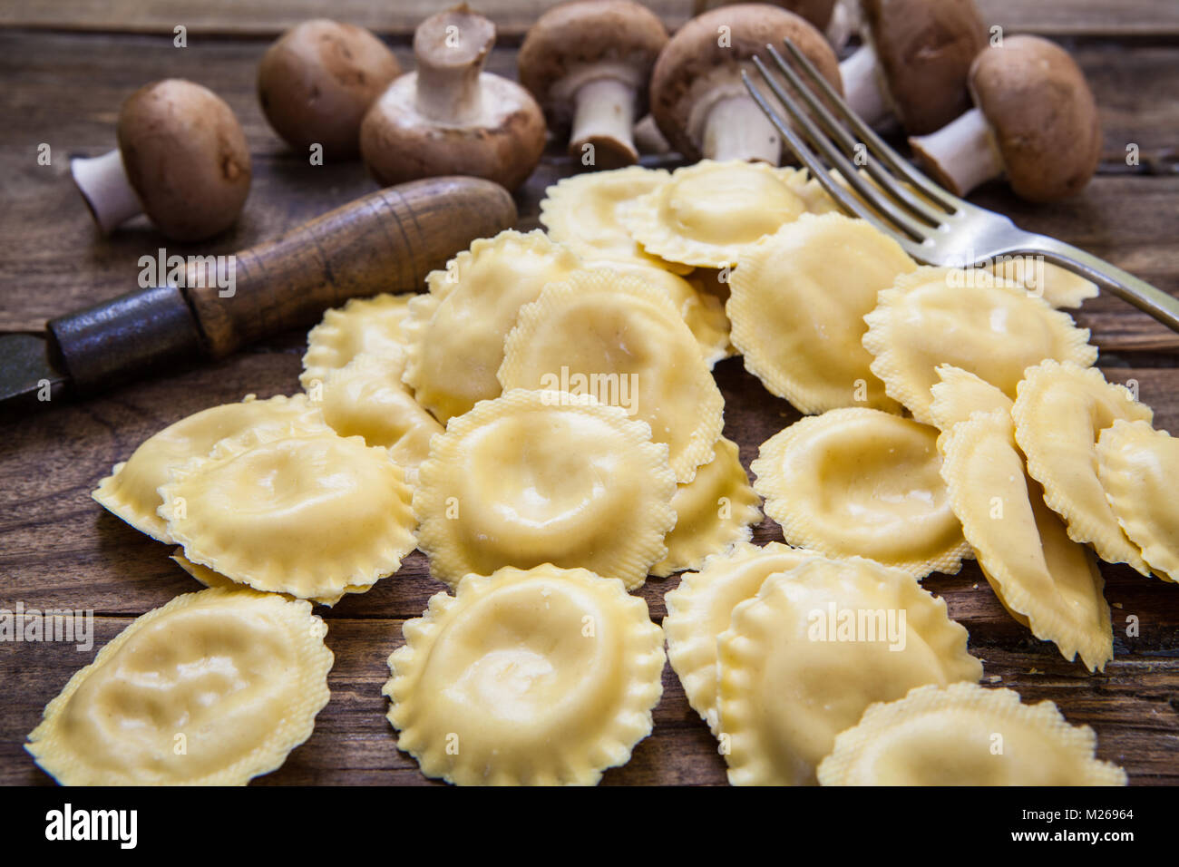 Italienische hausgemachte Ravioli mit Käse und der Portobello Pilze gefüllt Stockfoto