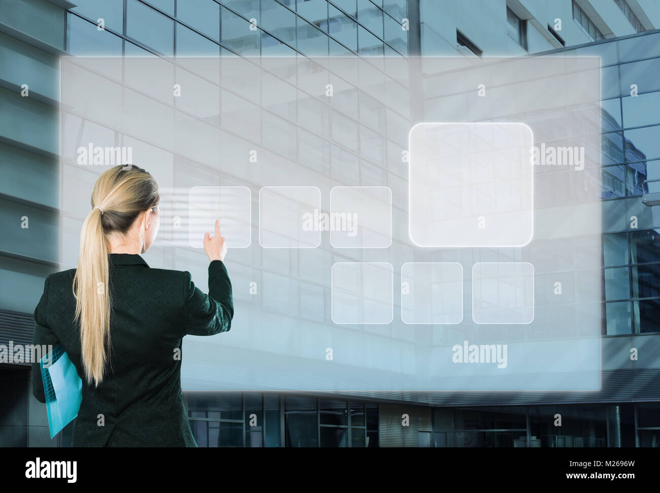 Business woman Drücken high tech Typ des modernen Tasten auf virtuelle Hintergrund Stockfoto