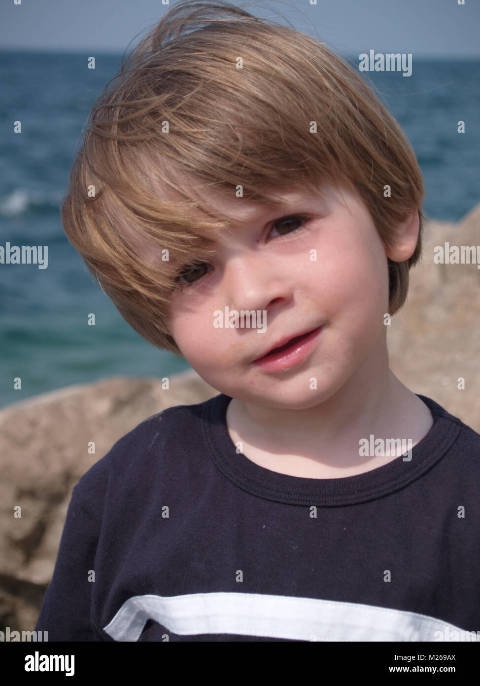 Portrait von 4 Jahre alten blonde Junge mit Bob Haar im Außenbereich Stockfoto