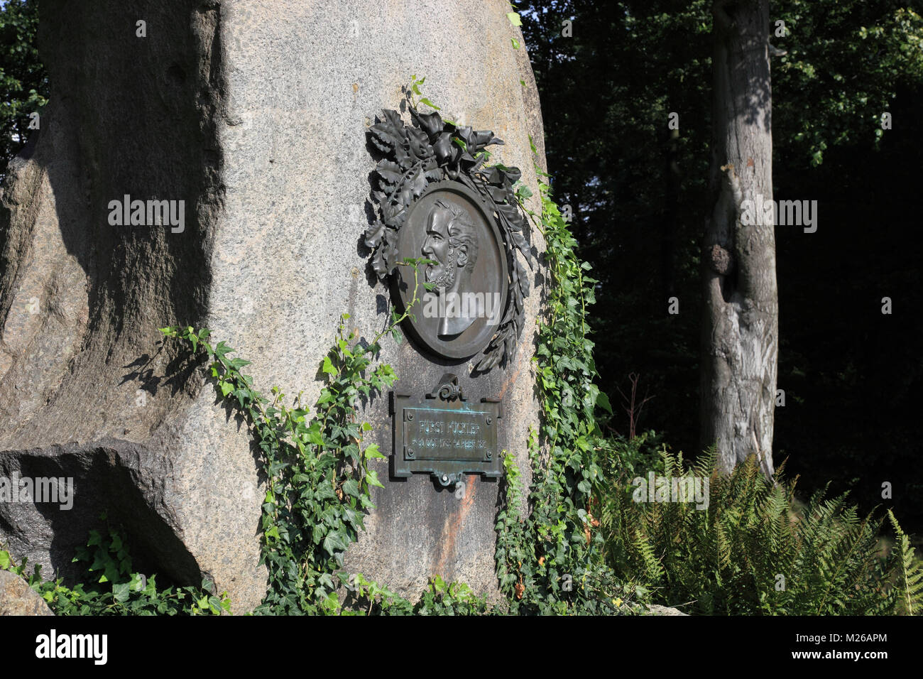 Die pückler Stein auf der polnischen Seite der Fürst-Pückler-Park Bad Muskau, Landkreis Görlitz, Deutschland, Polen, der Pücklerstein auf der polnischen S Stockfoto