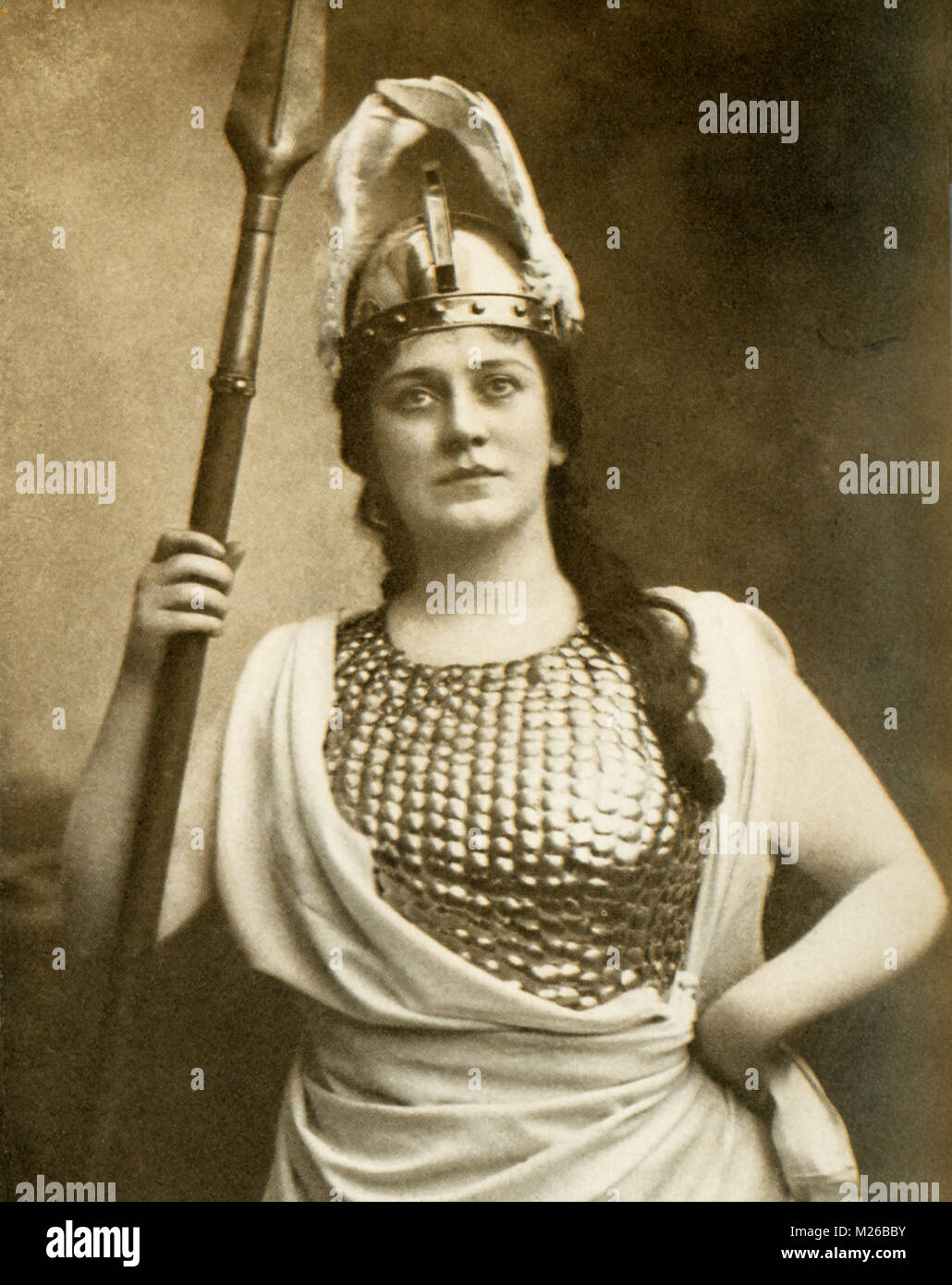 Dieses Foto zeigt Madame Lillian Nordica als Brunhilde in Wagners Walküre. Nordica war ein US-amerikanischer prima Donna, die in Farmington, Maine geboren wurde, 1859 und wurde der größte Brunhildes des Tages und berühmten in allen großen Wagnerschen Musikdrama wie Lohengrin, der Valhyrie und Tristan und Isolde. Sie machte operatic Debut in Brescia 1879 in "La Traviata". Stockfoto