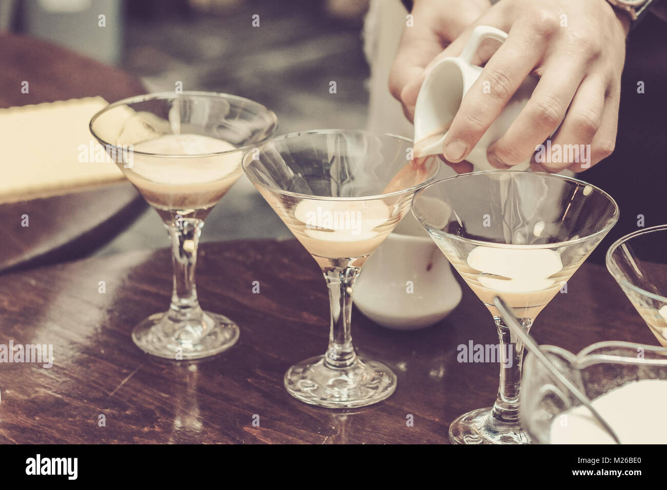 Barkeeper, Espresso basierte Cocktail in ein Café oder Restaurant Stockfoto