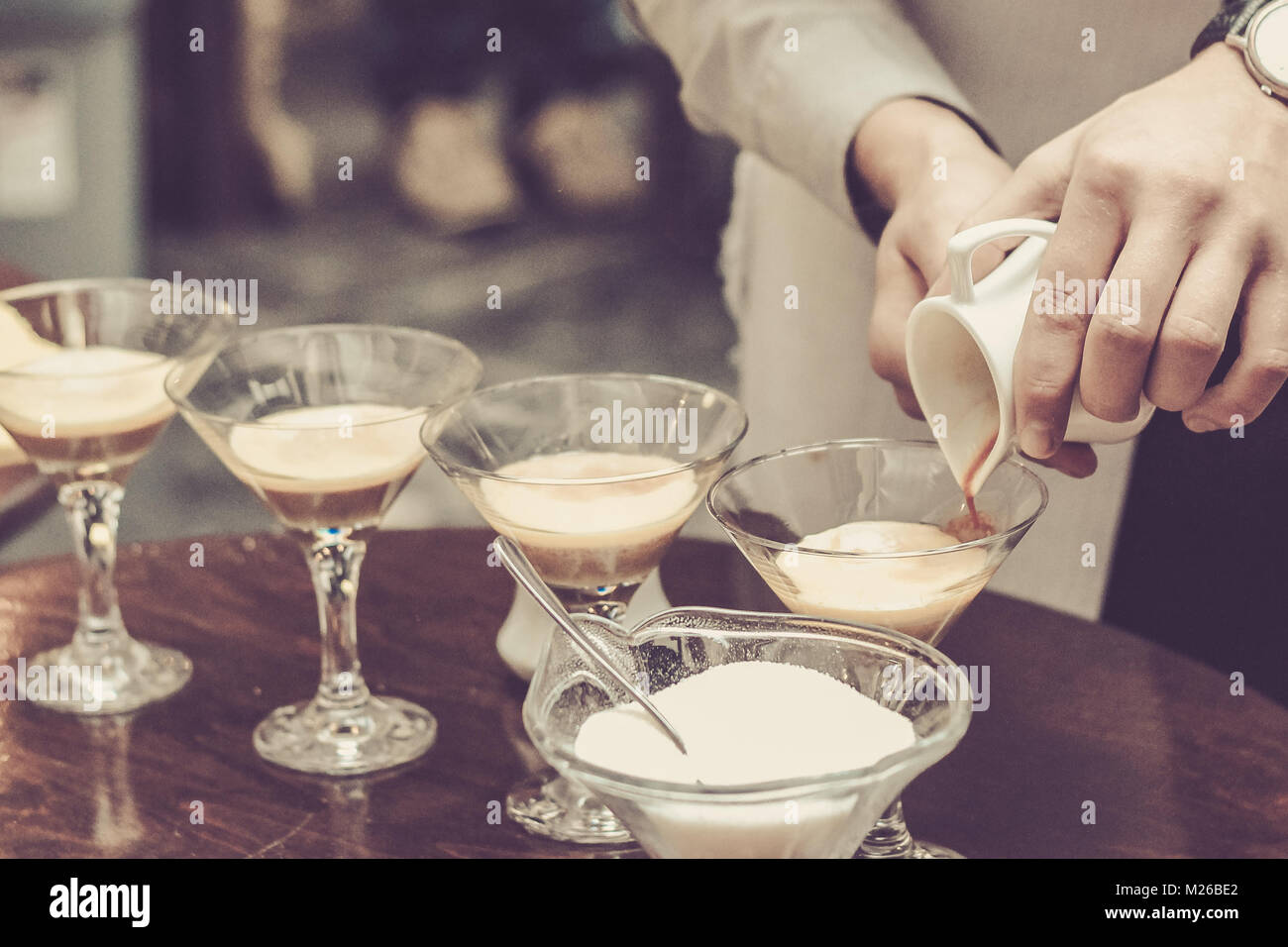 Barkeeper, Espresso basierte Cocktail in ein Café oder Restaurant Stockfoto
