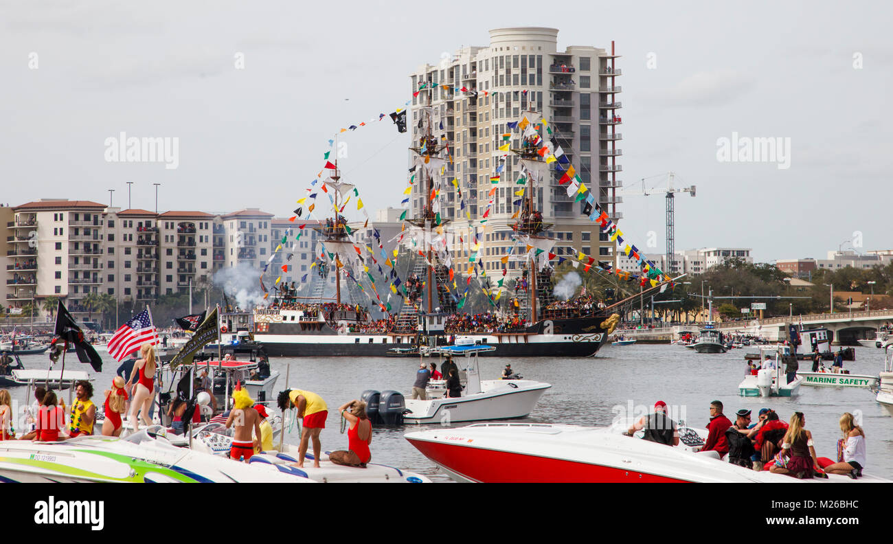 Der Jose Gaspar Piratenschiff Ansätze in der Innenstadt von Tampa während der 2018 Gasparilla Pirate invasion Festival in Tampa, Florida. (Foto von Matt Mai/Alamy) Stockfoto