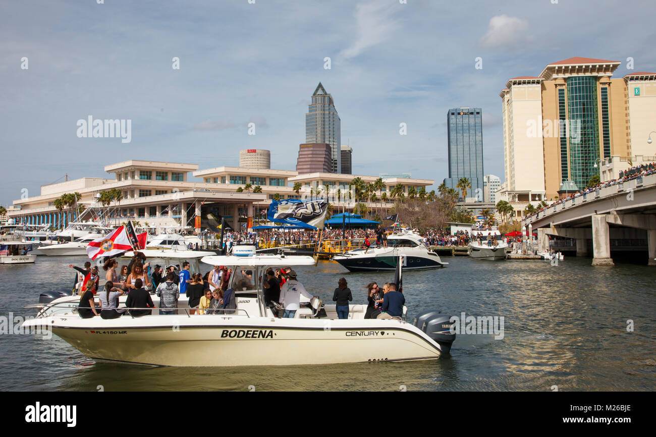Bootfahrer nehmen Teil im Jahr 2018 Gasparilla Pirate invasion Festival entlang der Uferpromenade von der Innenstadt von Tampa, Florida. (Foto von Matt Mai/Alamy) Stockfoto