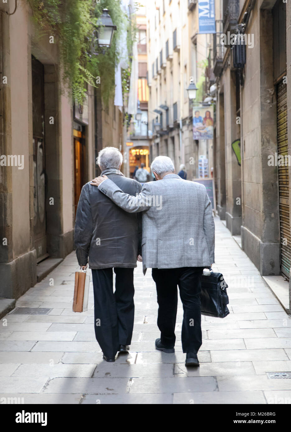 BARCELONA, SPANIEN: Zwei Freunde gehen in einer engen Straße in der Nachbarschaft von Barcelona. (Foto von Matt Mai/Alamy) Stockfoto
