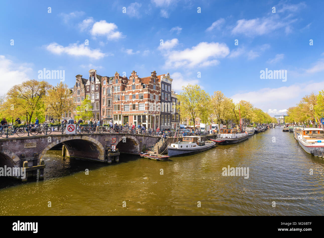 Skyline der Stadt Amsterdam an Kanal Waterfront, Amsterdam, Niederlande Stockfoto