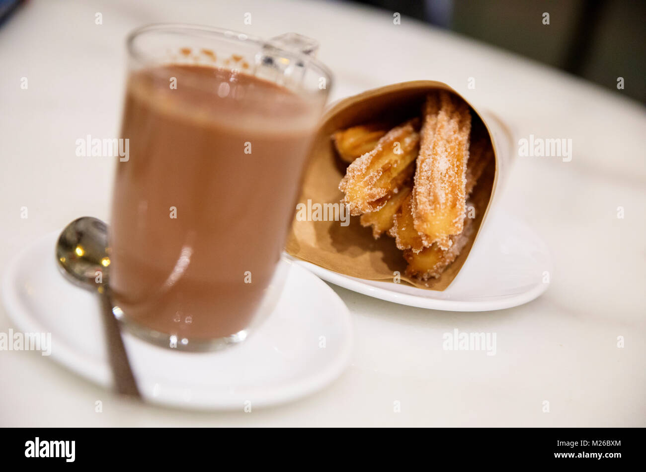 BARCELONA, SPANIEN: Churros und Schokolade sind ein beliebter Nachtisch in ganz Spanien. (Foto von Matt Mai/Alamy) Stockfoto
