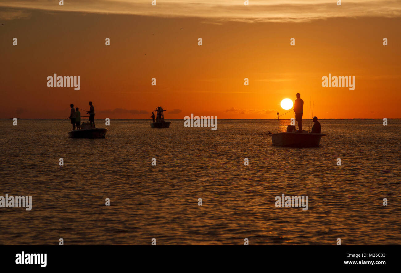 ST. PETERSBURG, Florida: Fischer Fisch für snook, tarpon in Pass-A-Grille Inlet kurz vor Sonnenuntergang in St. Petersburg, Florida. Stockfoto