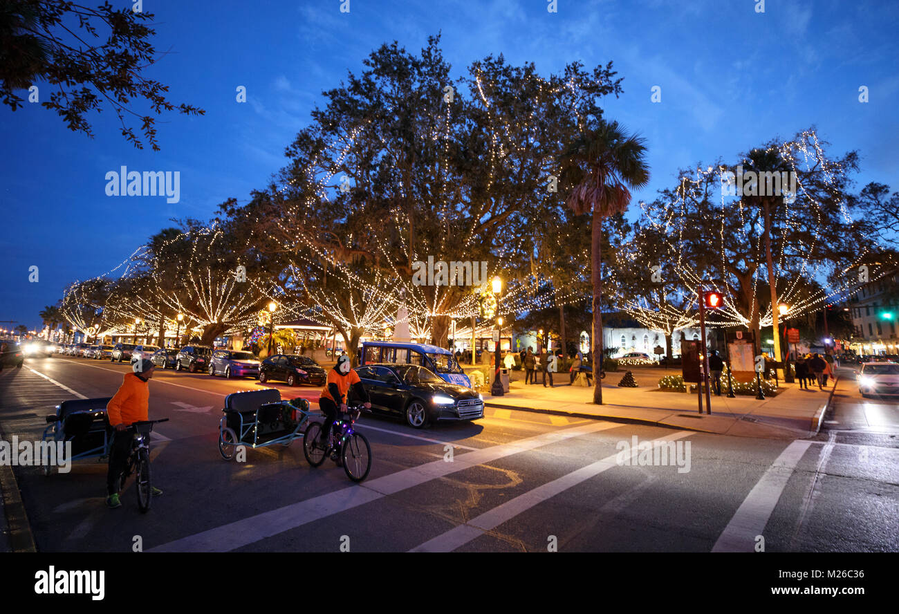 Weihnachtsbeleuchtung die Plaza de la Verfassung während der jährlichen Nächte der Lichter Feier in St. Augustine, Florida beleuchten. Stockfoto
