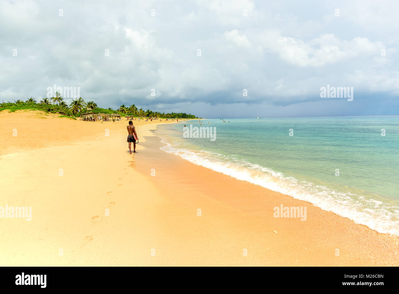 Ein guter Urlaub am Strand auf dem heißen karibischen Inseln mit grünen Palmen, gelben Sand, blauem Himmel und warmen, sauberen Meer Stockfoto