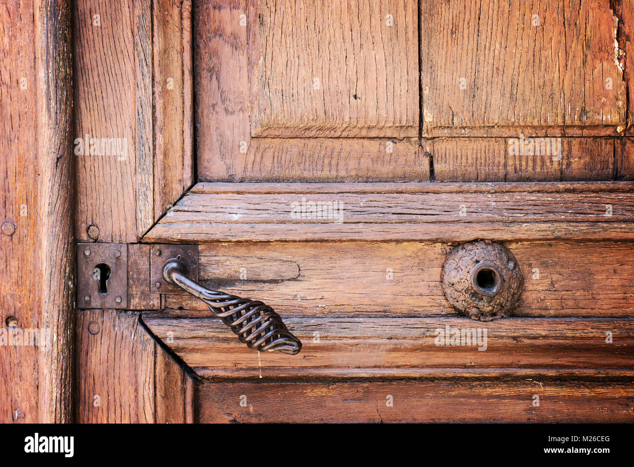 Griff aus Metall auf einem alten Vintage wooden door Lock und Stockfoto