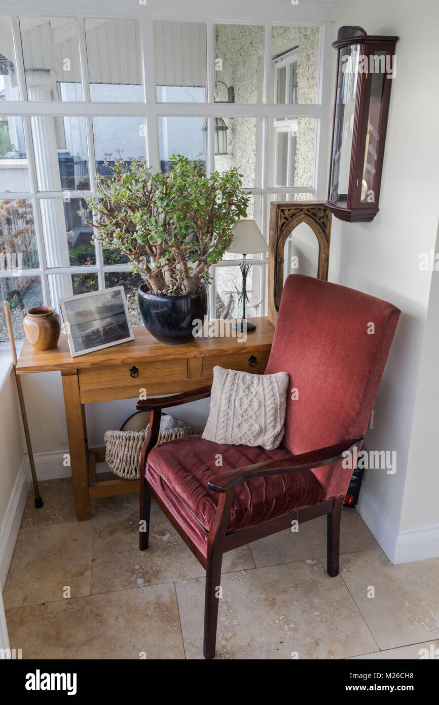 Leere komfortablen roten Stuhl, der auf einer Veranda. Stockfoto