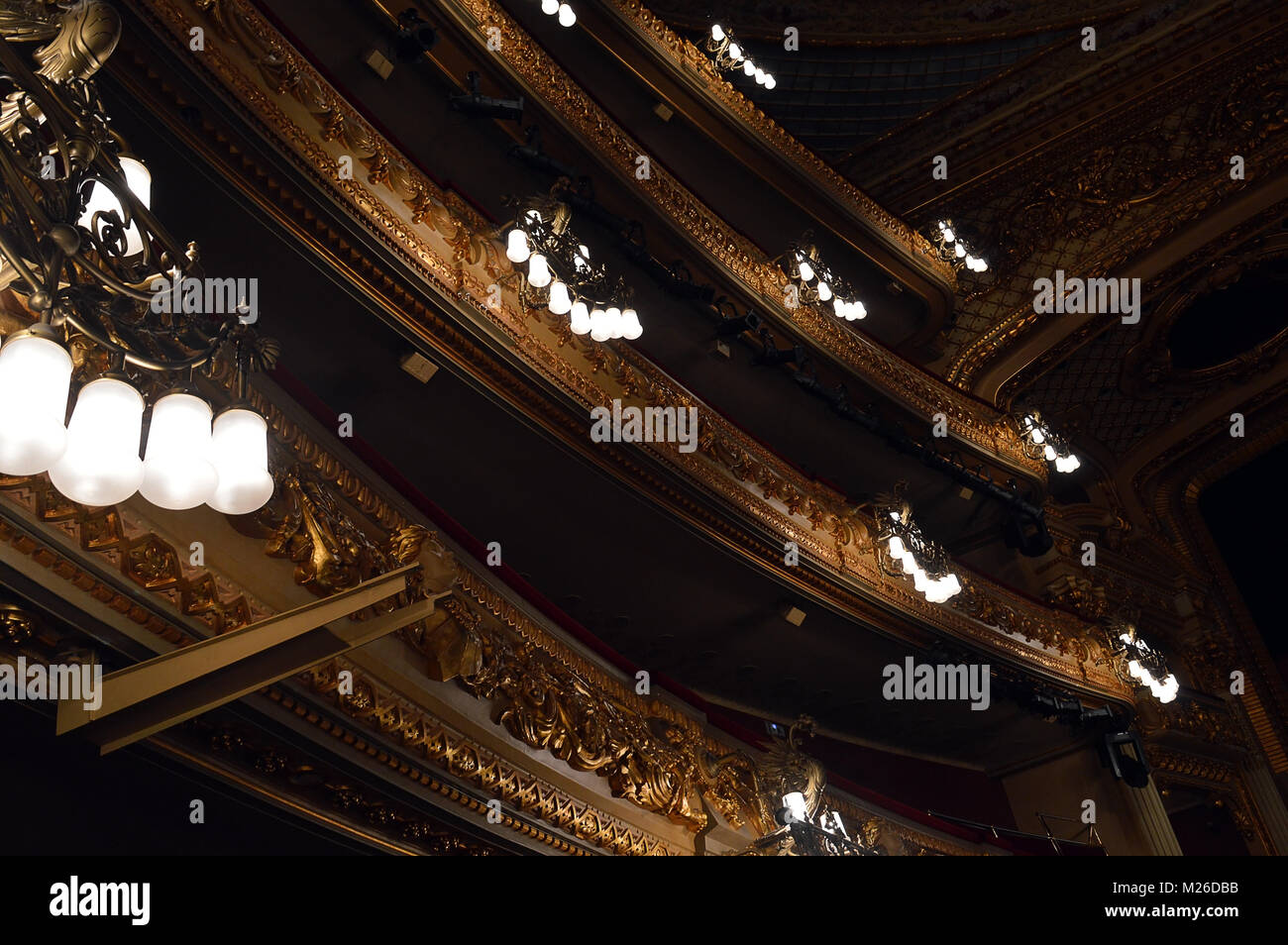 BARCELONA - 11. FEBRUAR 2017: Beleuchtete oberen Kreis (ohne Zuschauer) im Opernhaus Liceu. Stockfoto