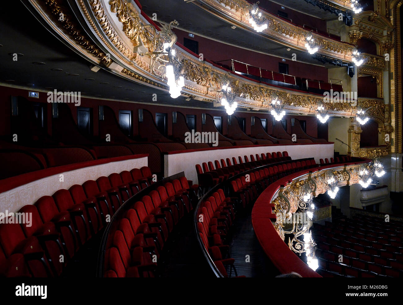 BARCELONA - 17. Dezember 2017: Die Sitze in den oberen Kreisen am Liceu Opernhaus, auf der La Rambla, im Jahr 1847 gegründet. Stockfoto