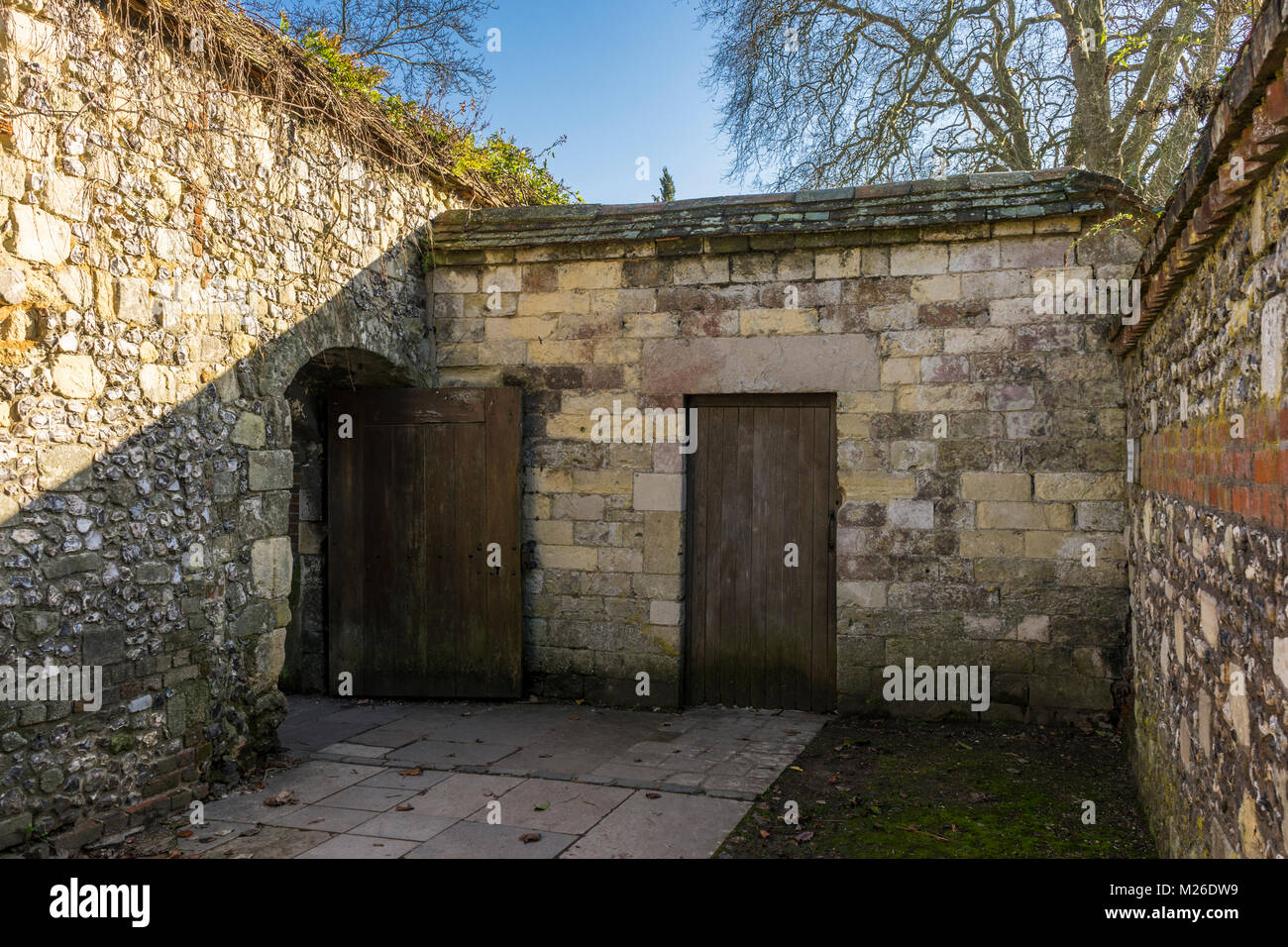 Kleine Gasse weg von Winchester Cathedral in Colebrook Straße in der historischen Altstadt von Winchester, Hampshire, England, Großbritannien Stockfoto