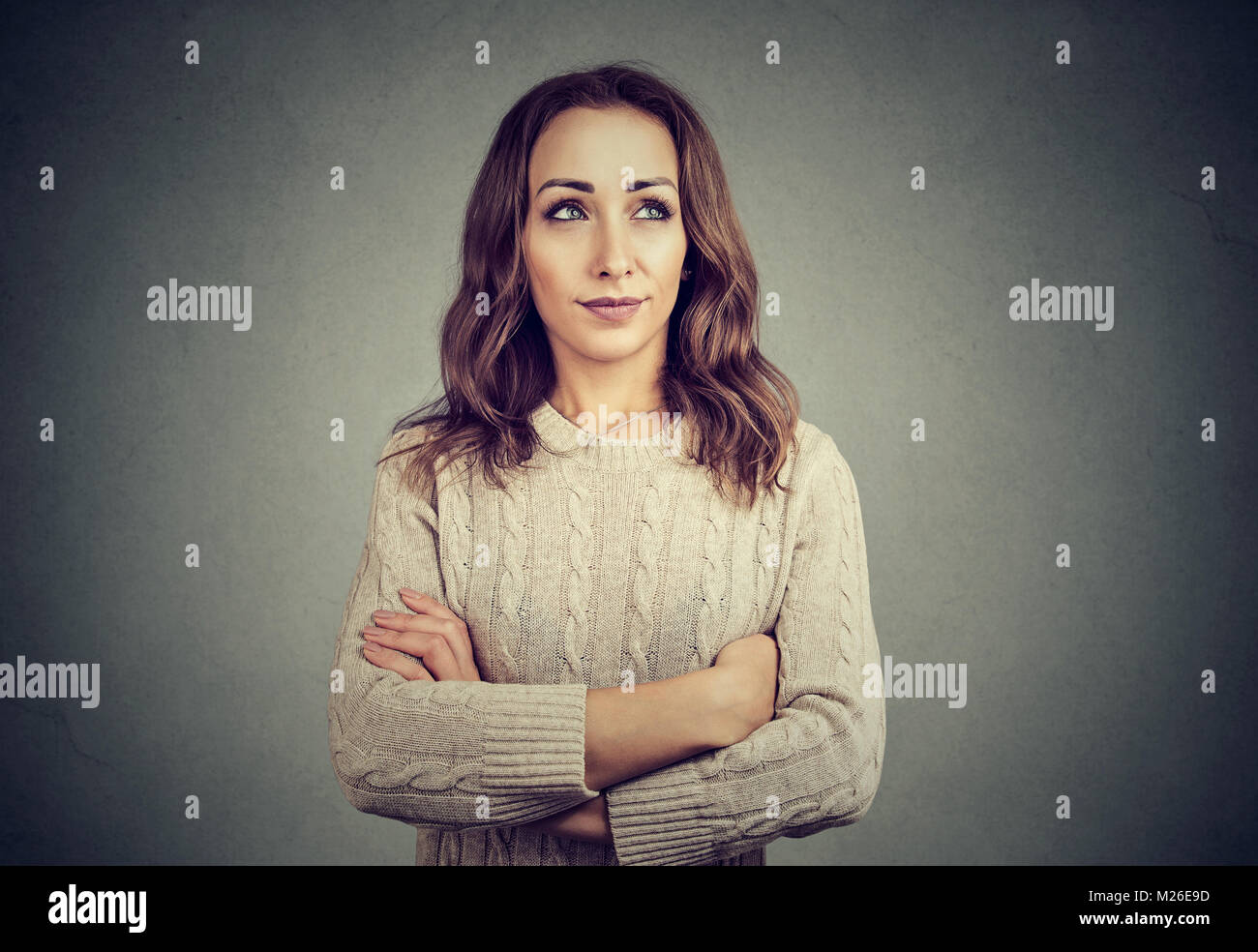 Junge Modell, das Hände gekreuzt und Wegsehen mit Gefühl der Uneinigkeit. Stockfoto