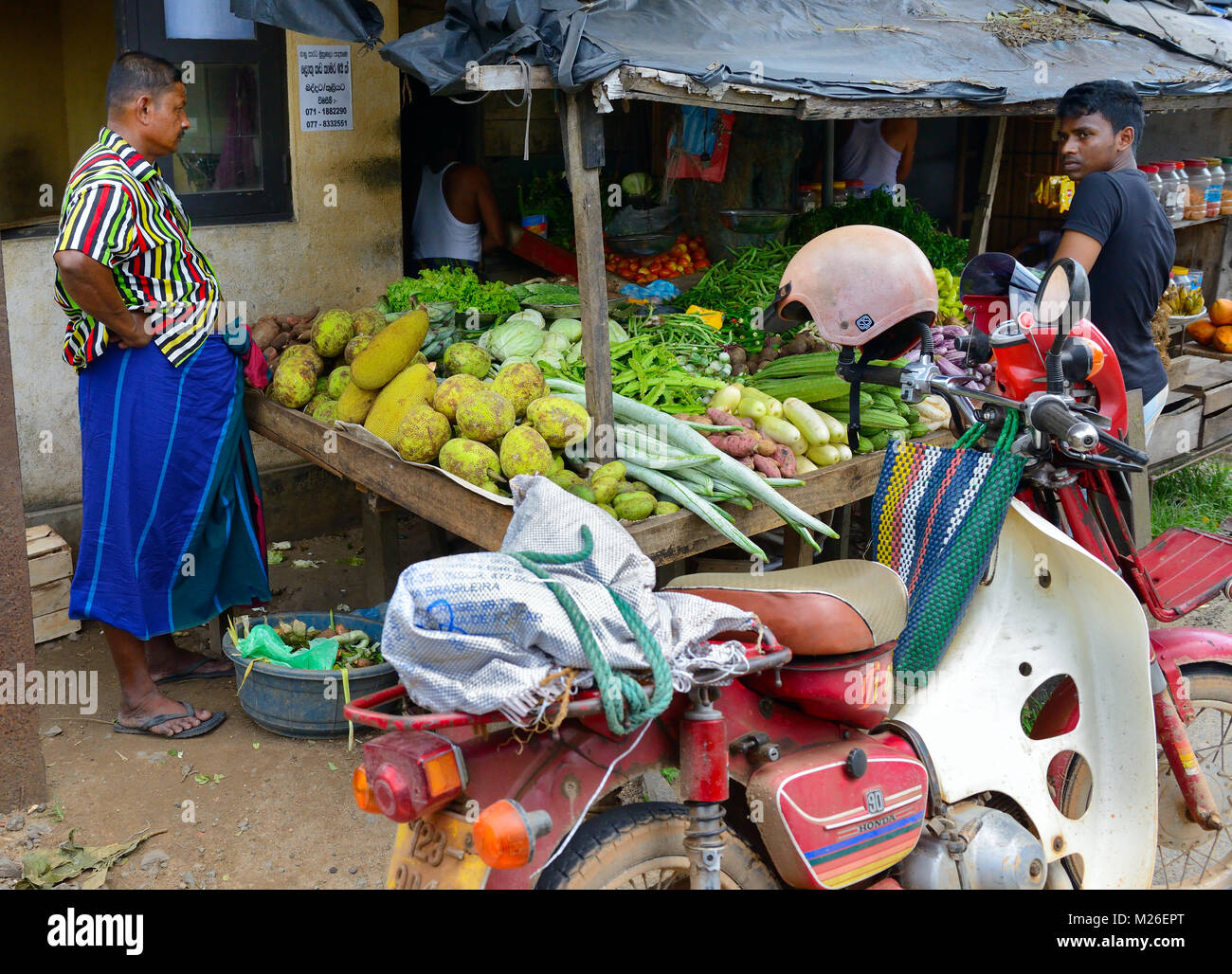 Sri Lanka - November 17, 2015: Der Käufer und Verkäufer über eine kleine Frucht Shop. Editorial. Stockfoto