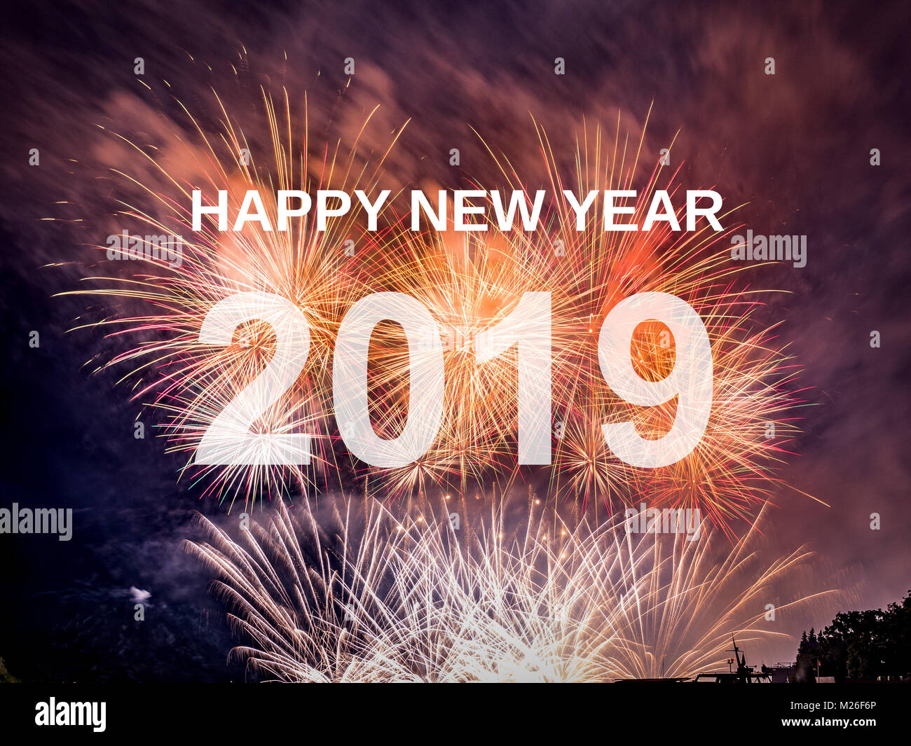 Frohes neues Jahr 2019 mit Feuerwerk im Hintergrund. Feier Neues Jahr