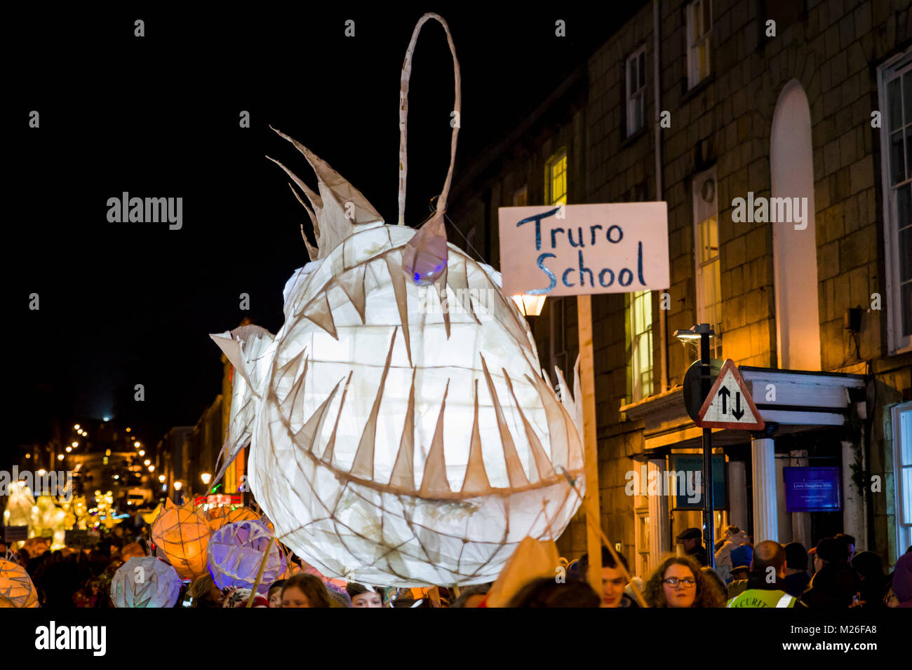 Editorial: Mitglieder der Öffentlichkeit inkl Kinder. Truro, Cornwall, England 01/31/2018. Truro Festival der Lichter ist eine jährliche Veranstaltung gefeiert als der Anfang von Chri Stockfoto