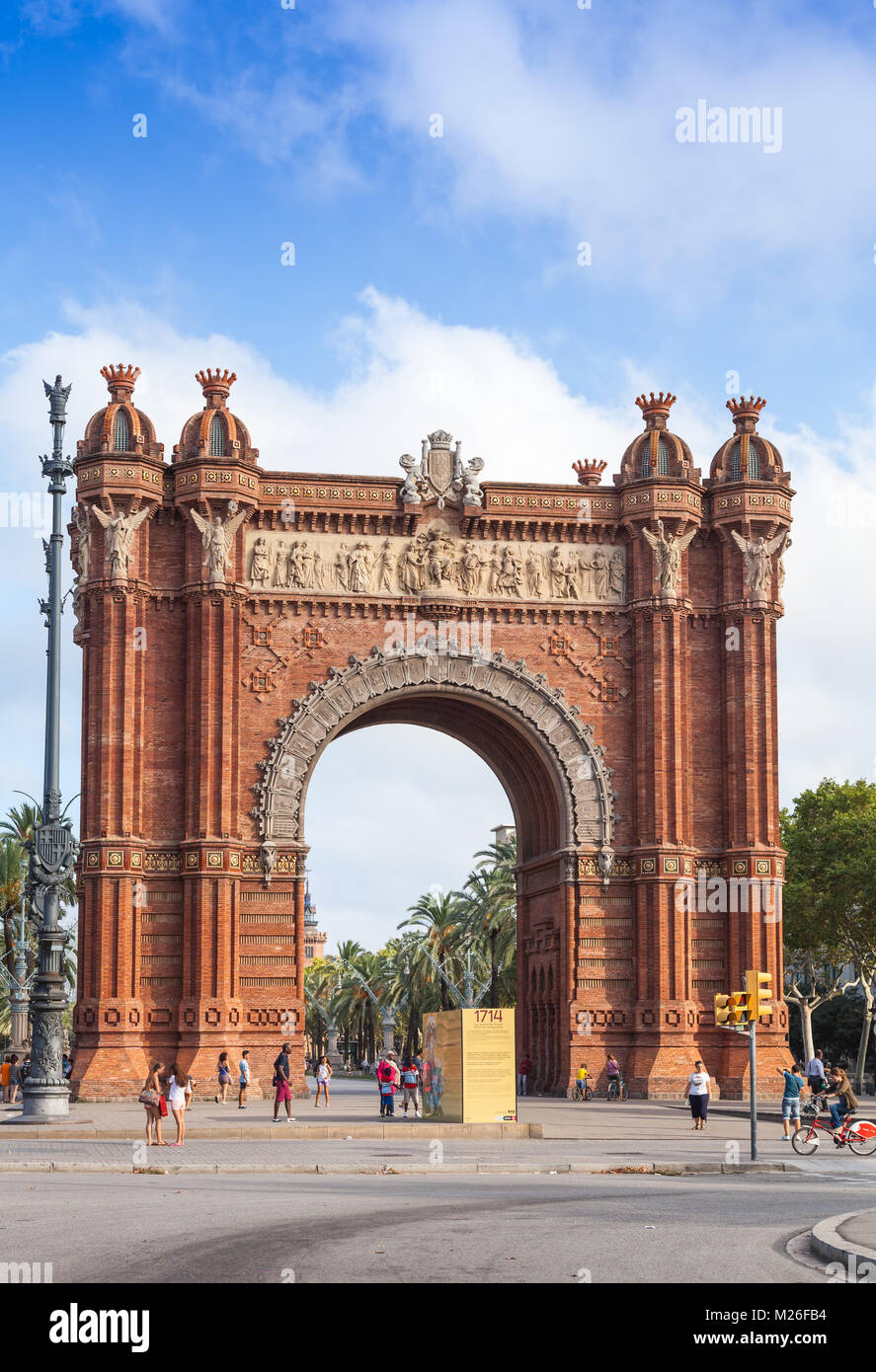 Barcelona, Spanien - 26. August 2014: Menschen gehen in der Nähe von Arc de Triomf", Triumphbogen in der Stadt Barcelona, Katalonien, Spanien Stockfoto