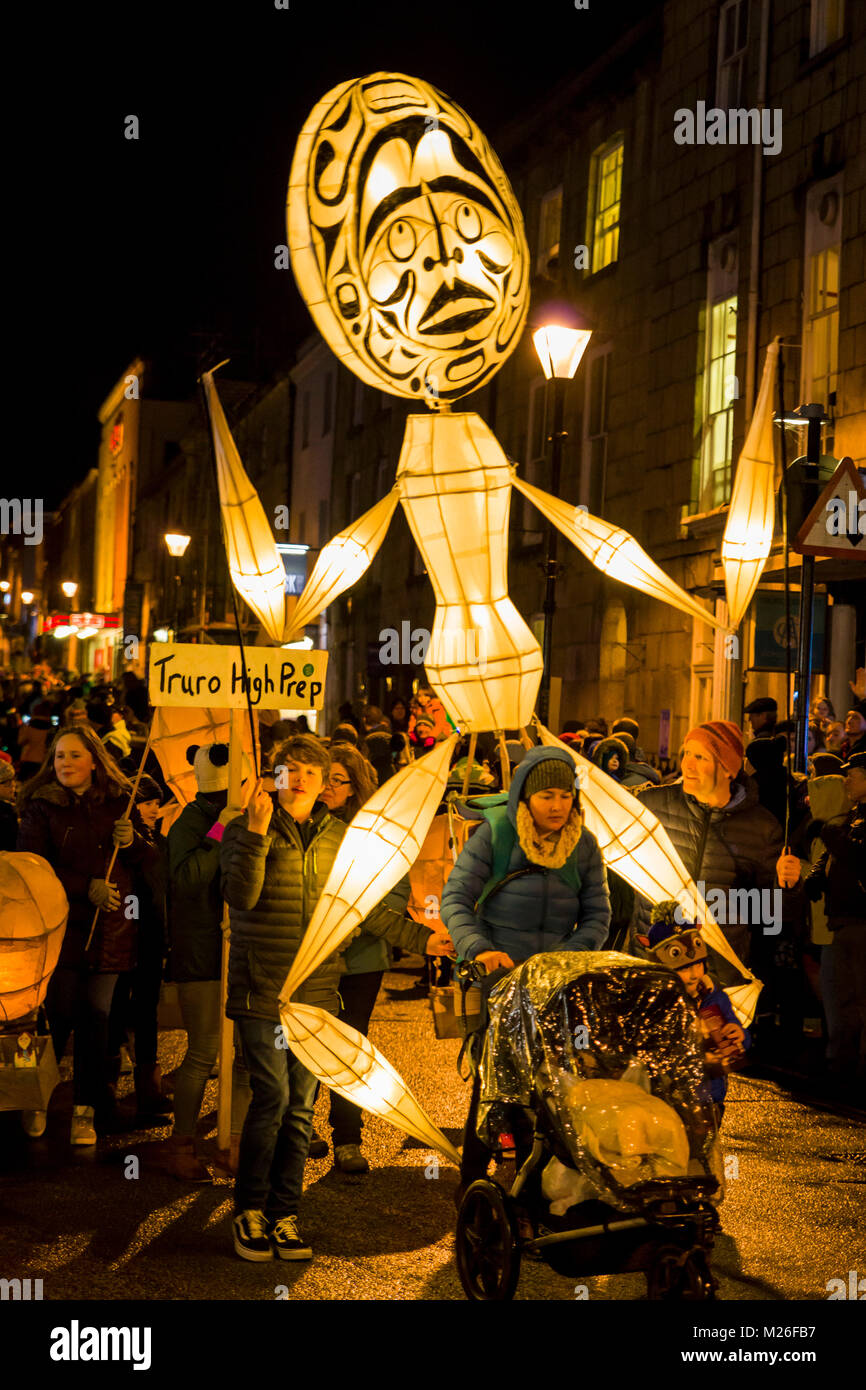 Editorial: Mitglieder der Öffentlichkeit inkl Kinder. Truro, Cornwall, England 01/31/2018. Truro Festival der Lichter ist eine jährliche Veranstaltung gefeiert als der Anfang von Chri Stockfoto