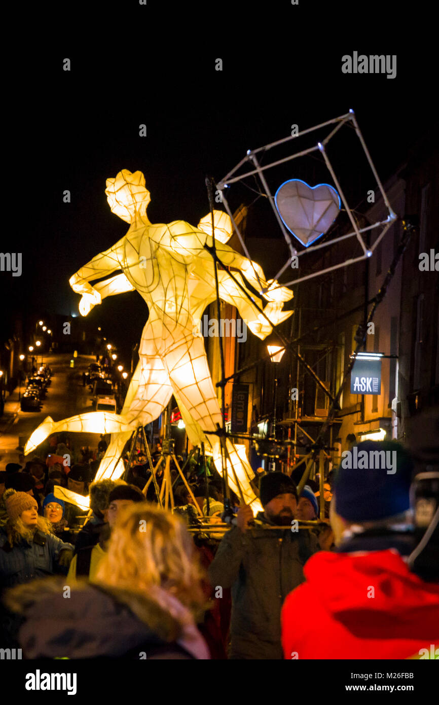 Editorial: Mitglieder der Öffentlichkeit inkl Kinder. Truro, Cornwall, England 01/31/2018. Truro Festival der Lichter ist eine jährliche Veranstaltung gefeiert als der Anfang von Chri Stockfoto