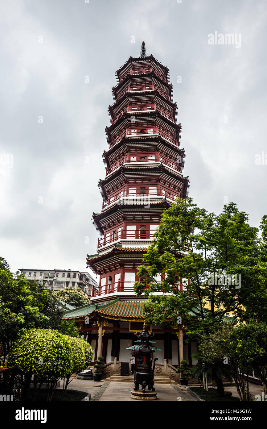Hohe Pazhou Pagode Tempel im Zentrum der Stadt Guangzhou, China Stockfoto