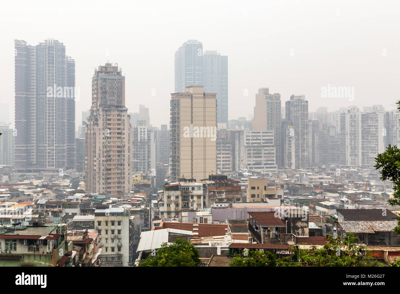 Macau Innenstadt Panorama mit Armen slums Bausteine und hohen Wohn Gebäuden, China Stockfoto