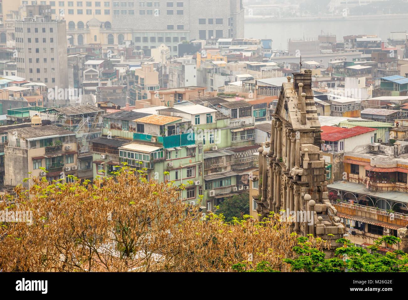 Ruinen von St. Paul's Wahrzeichen mit Slum Bausteine im Hintergrund, Macau, China Stockfoto