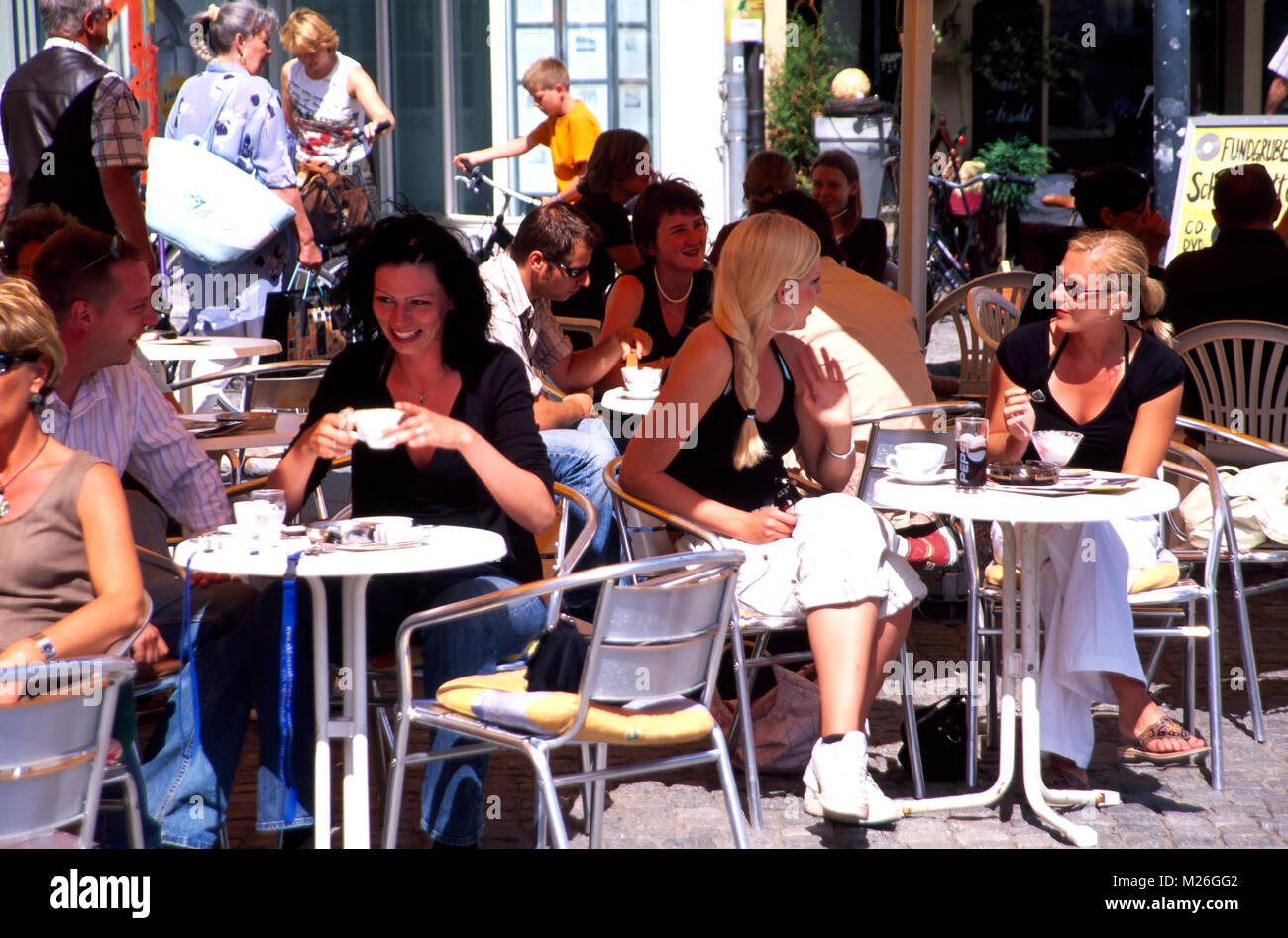 Greifswald, Cafe am Marktplatz, Mecklenburg Vorpommern, Deutschland Stockfoto